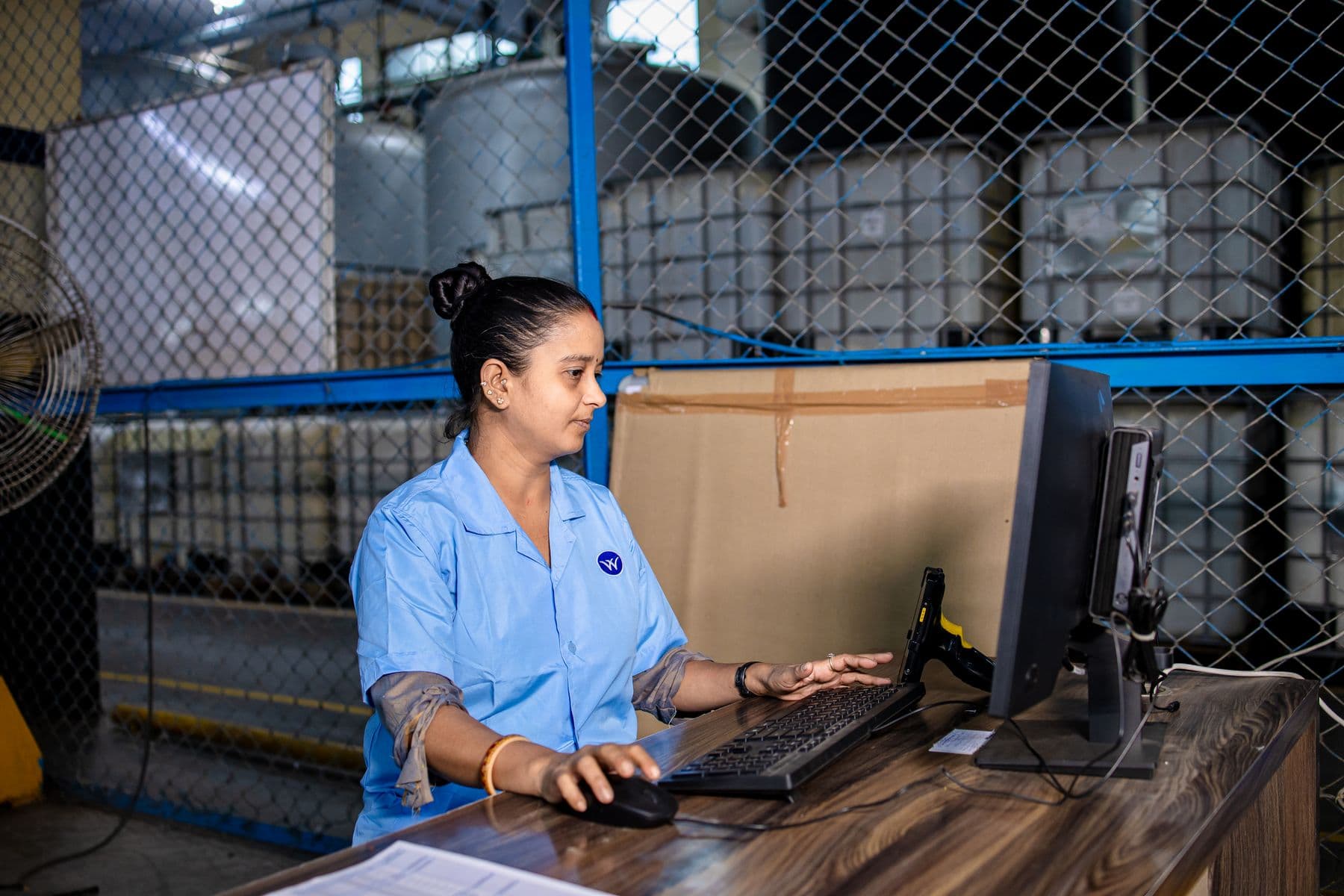 Operadora gestionando despachos desde una estación de control industrial