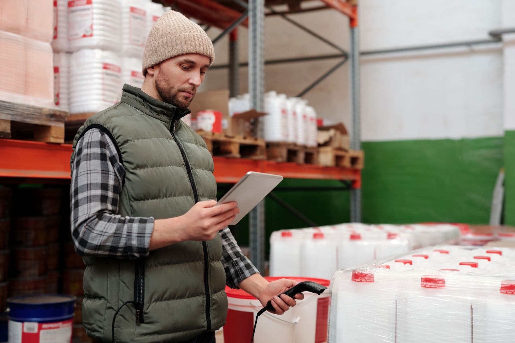 Encargado de inventario verificando mercancía con una tableta